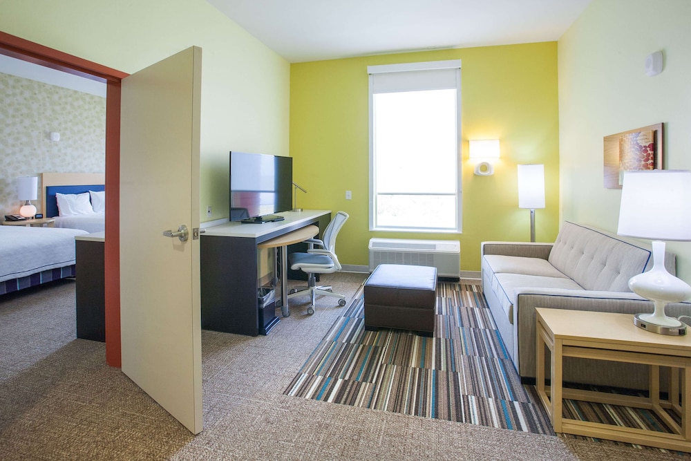 Suite, 2 Queen Beds, Accessible (Roll-In Shower) photo 3