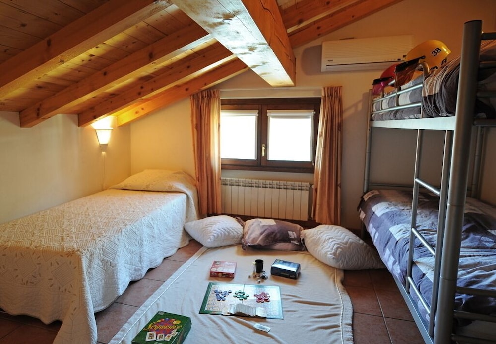 Family Townhome, Multiple Beds, Garden Area (Casa Di Claes)