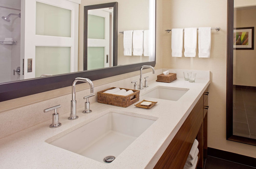 Makai Lanai Room, 2 Queen Beds, Ocean View (Roll In Shower) thumbnail 5