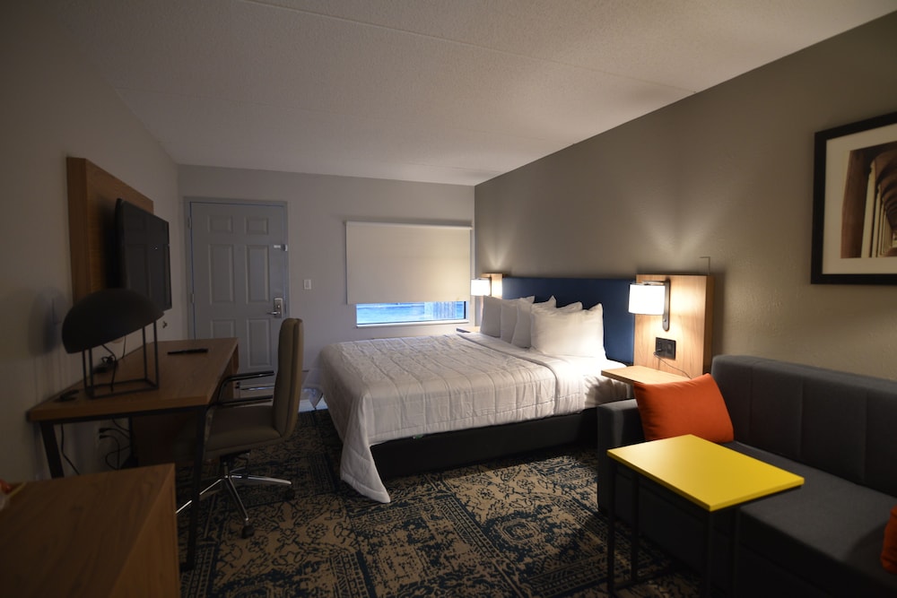 Suite, 1 King Bed, Accessible, Non Smoking (Mobility) - Photo 3
