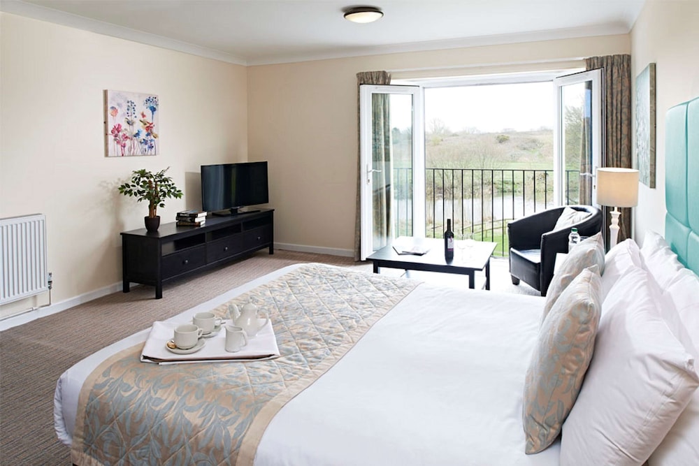 Standard Room, 1 King Bed, Non Smoking, Balcony - Photo 8