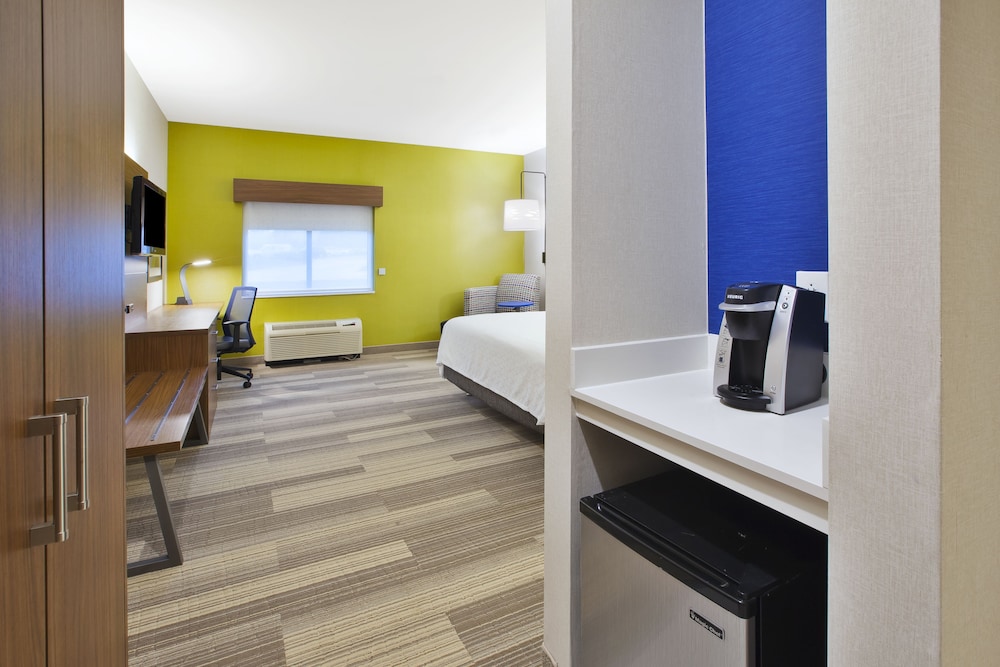 Standard Room, 1 King Bed, Accessible (Mobility, Accessible Tub) - Photo 1