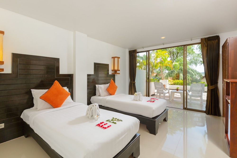 Grand Deluxe with Pool View - Photo 4