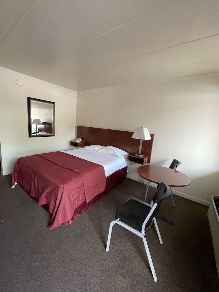 1 Queen Bed, Non Smoking - Photo 1