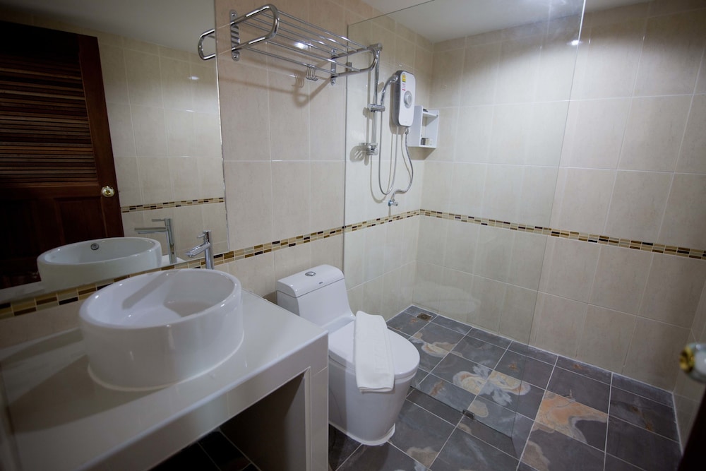 Deluxe Double Room (Side Sea View) thumbnail 6