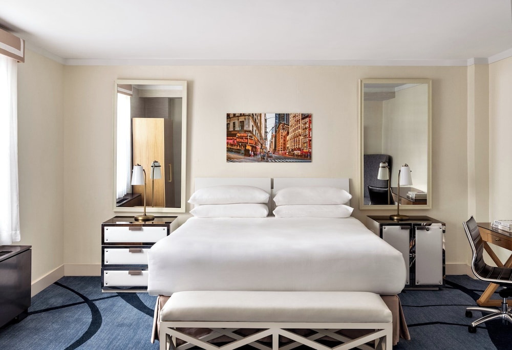 Room, 1 King Bed, Roll-in Shower (Mobility Accessible) thumbnail 5