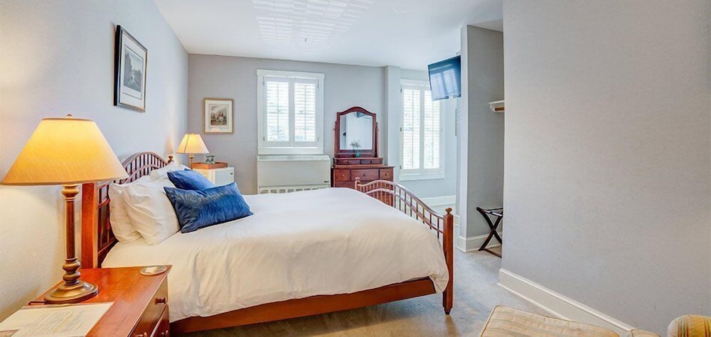 Classic Room, 1 King Bed photo 1
