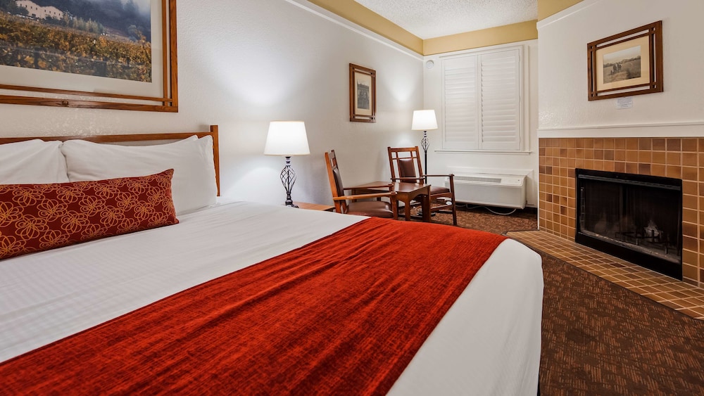 Standard Room, 1 King Bed, Non Smoking, Fireplace - Photo 2