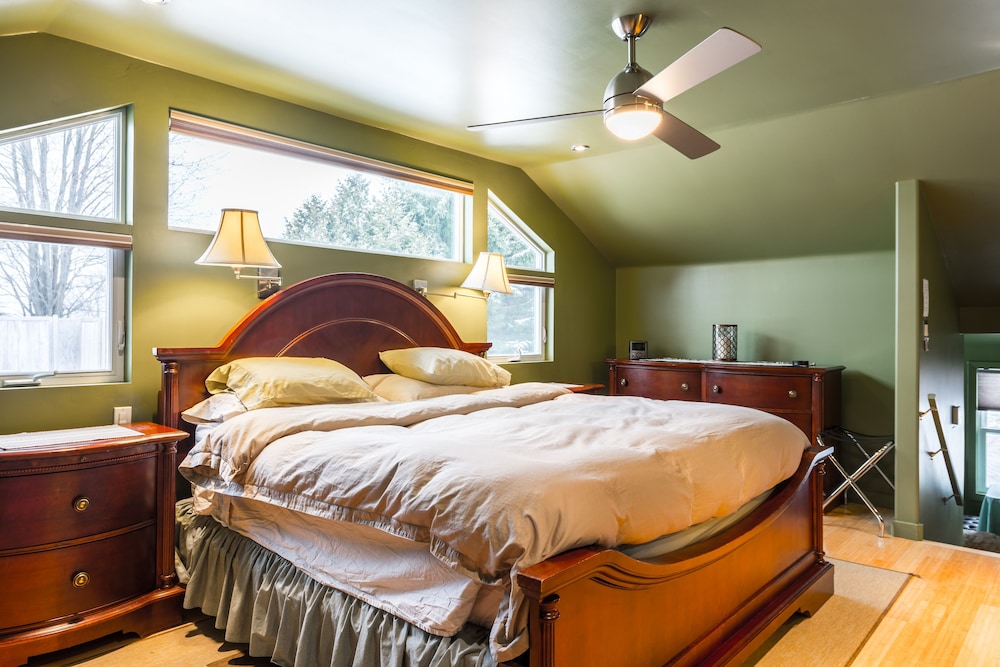 Luxury Studio Suite, 1 King Bed, Garden View photo 2