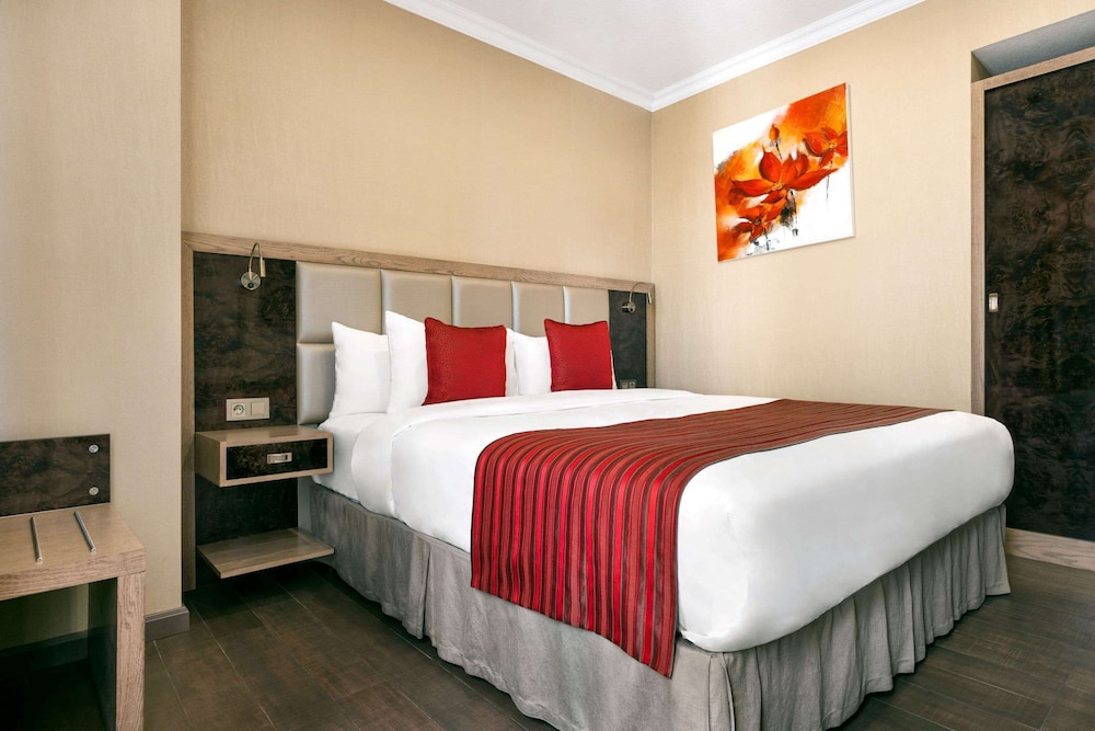 Junior Suite, 1 King Bed, Non Smoking photo 1
