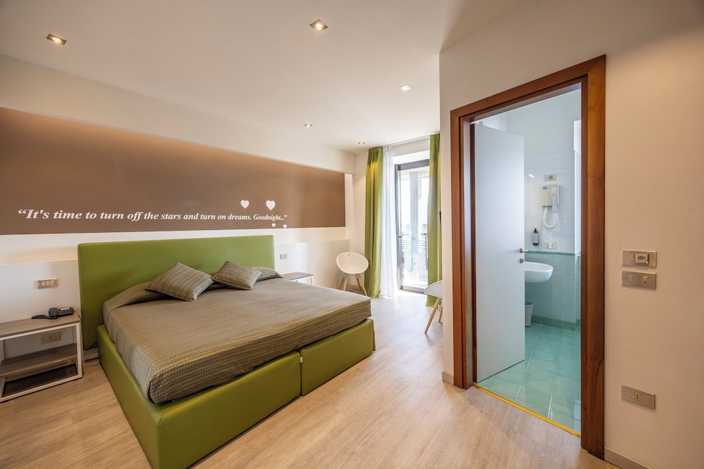 Double or Twin Room, Balcony, Partial Lake View - Photo 11