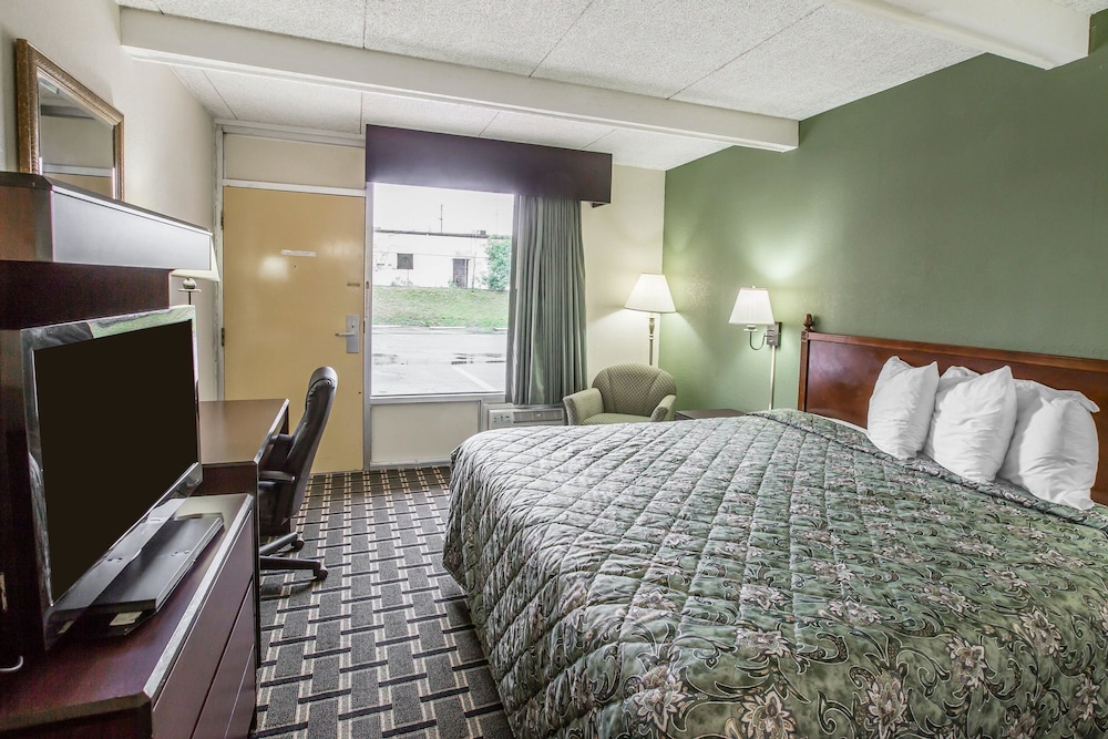 Standard Room, 1 King Bed, Non Smoking - Photo 5