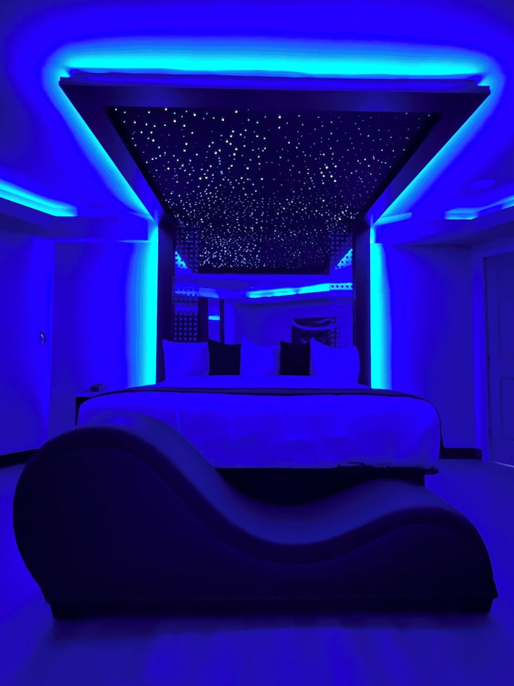 Presidential Jacuzzi Suite photo 2