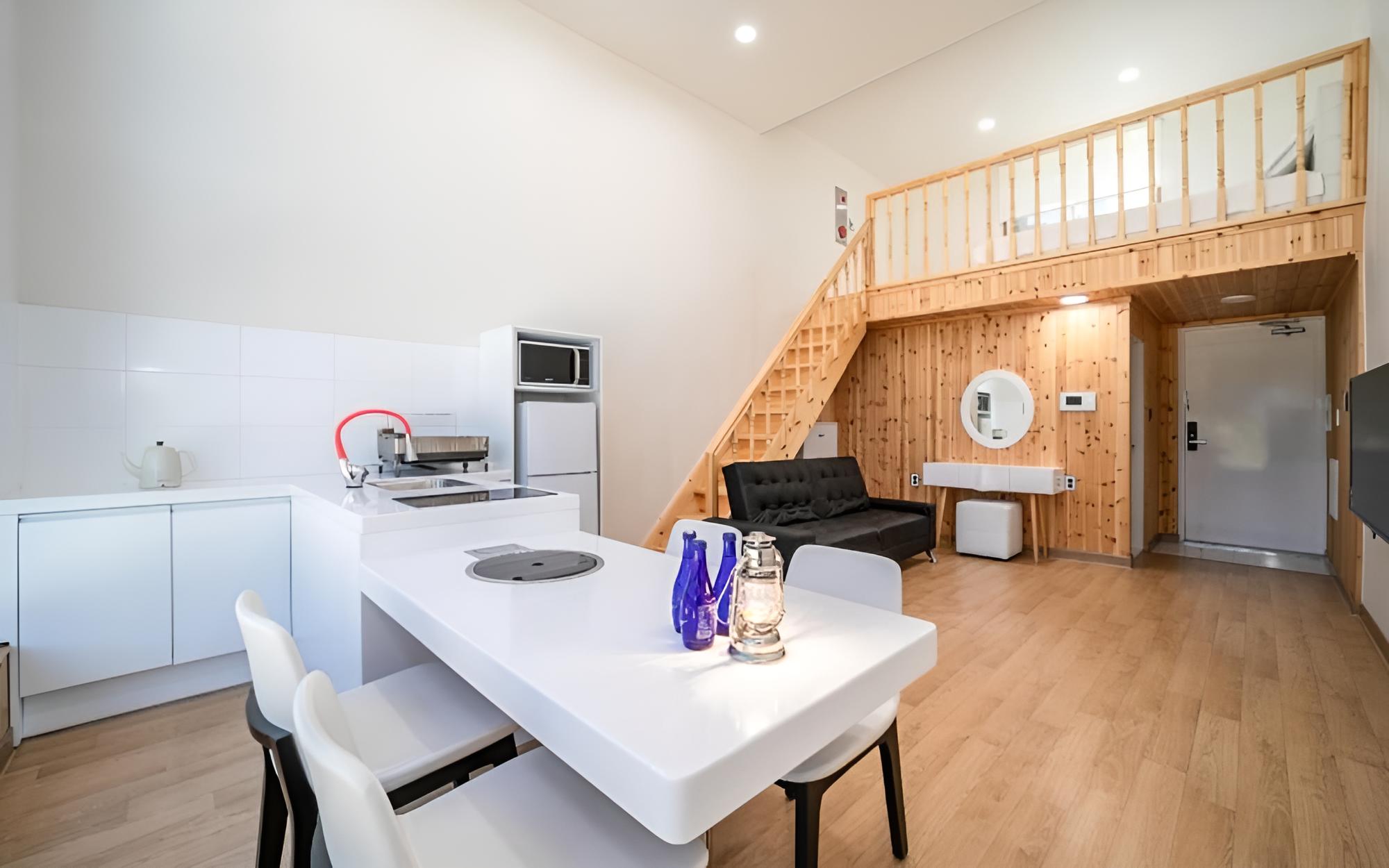 Room (Deluxe 303 (Duplex))