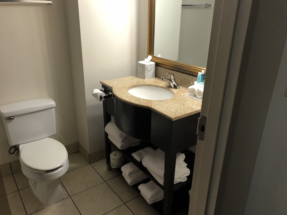Room, Multiple Beds, Non Smoking - Photo 5