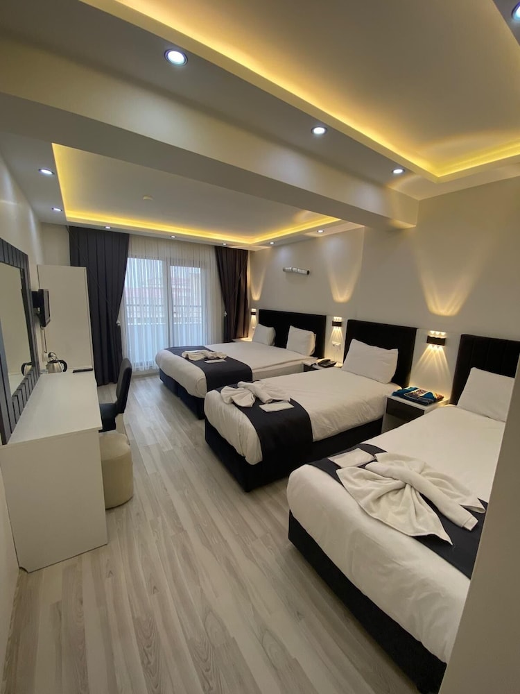 Deluxe Triple Room photo 2
