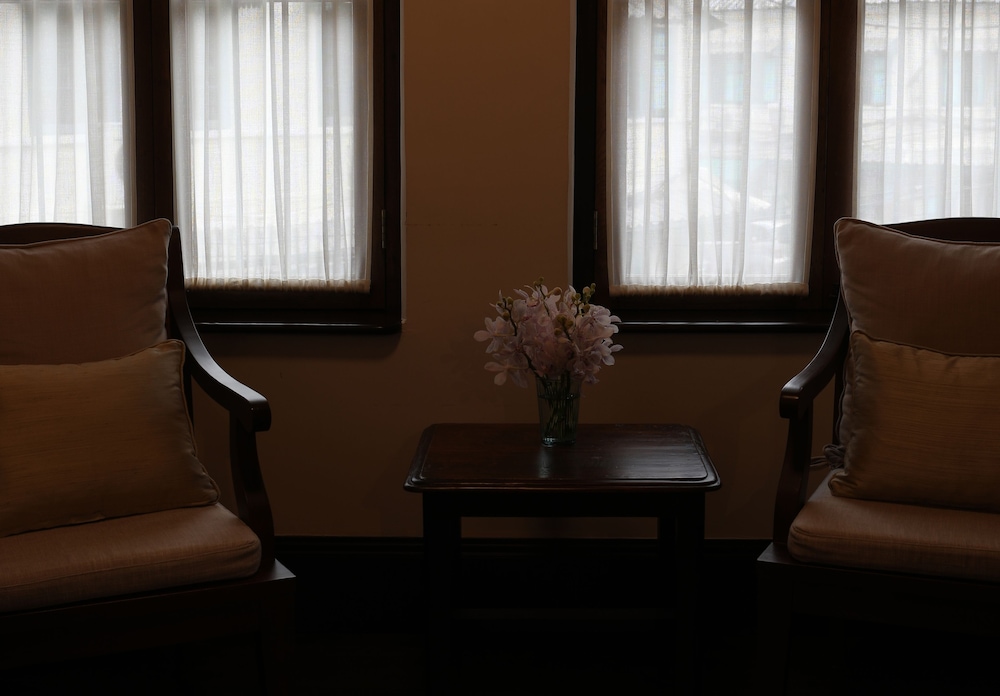 Superior Colonial Room thumbnail 5