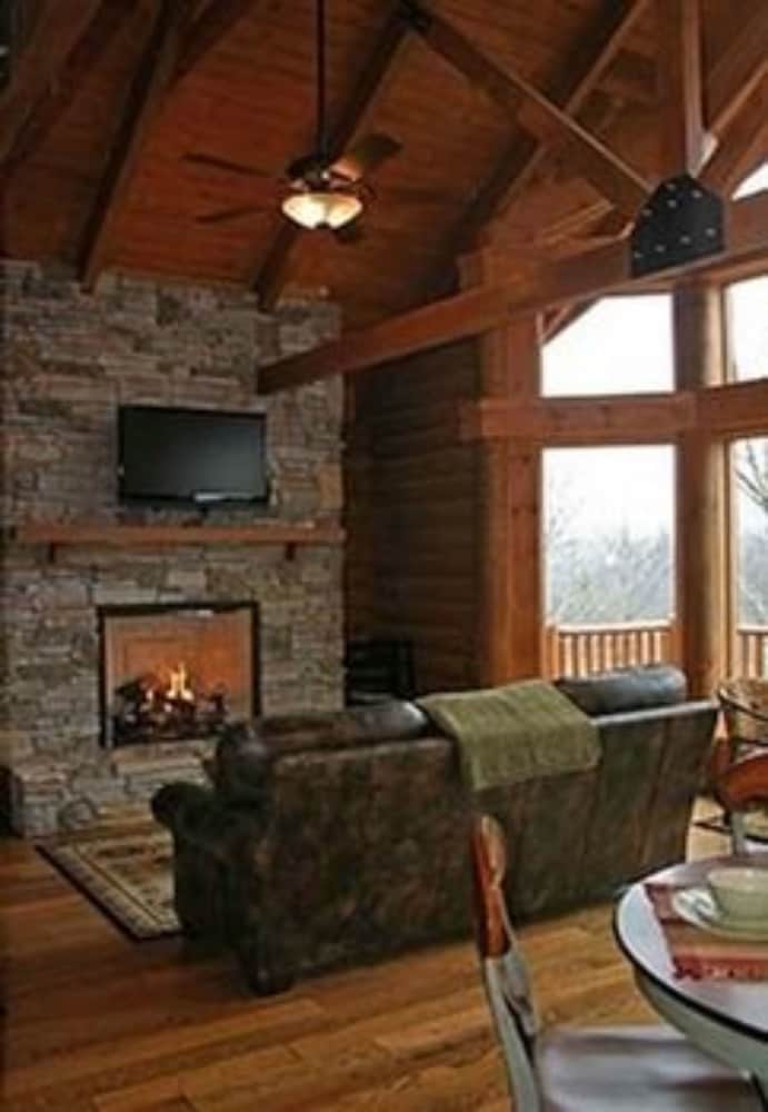 Honeymoon Cabin Suite,  1 King Bed, Full Kitchen & Fireplace