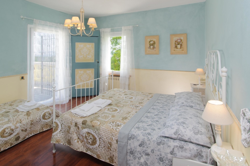 Double Room, Multiple Beds photo 1