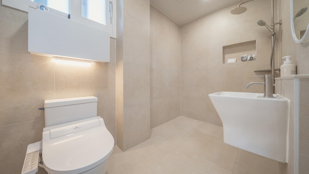 Basic Room, 1 Bedroom (A301(Ocean View / Private BBQ / Pool)) photo 3