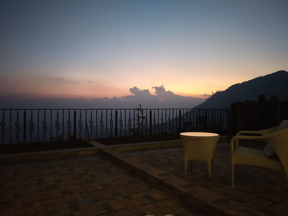 Royal Fragrant Suite with Private Terrace and Mountain view