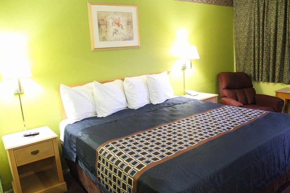 Classic Room, 1 King Bed photo 3