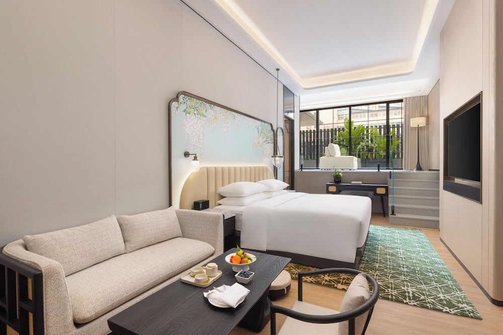Romantic Studio Suite, 1 King Bed, Private Bathroom, Garden View