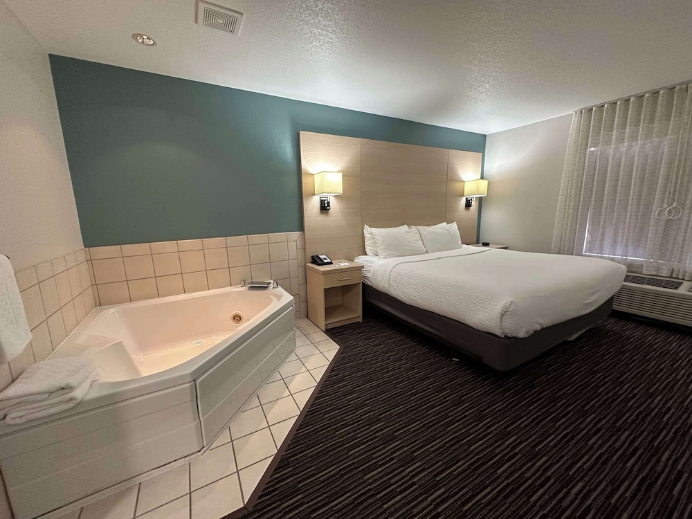 Standard Room, 1 King Bed, Accessible, Jetted Tub photo 2