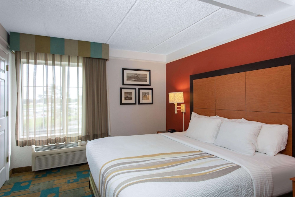 Suite, 1 King Bed, Non Smoking photo 3