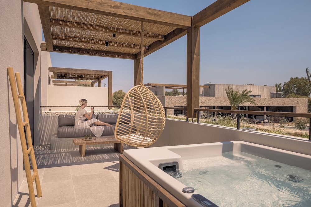 Grand Junior Suite with Jacuzzi - Photo 3