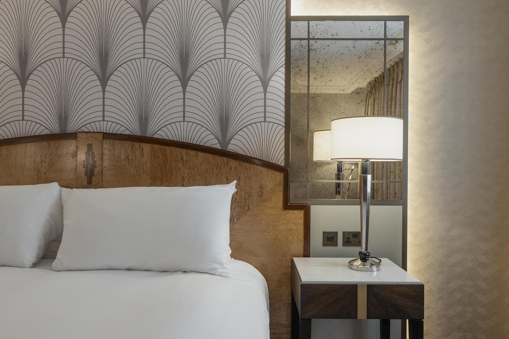 Junior Suite, 1 King Bed (Refurbished) thumbnail 6