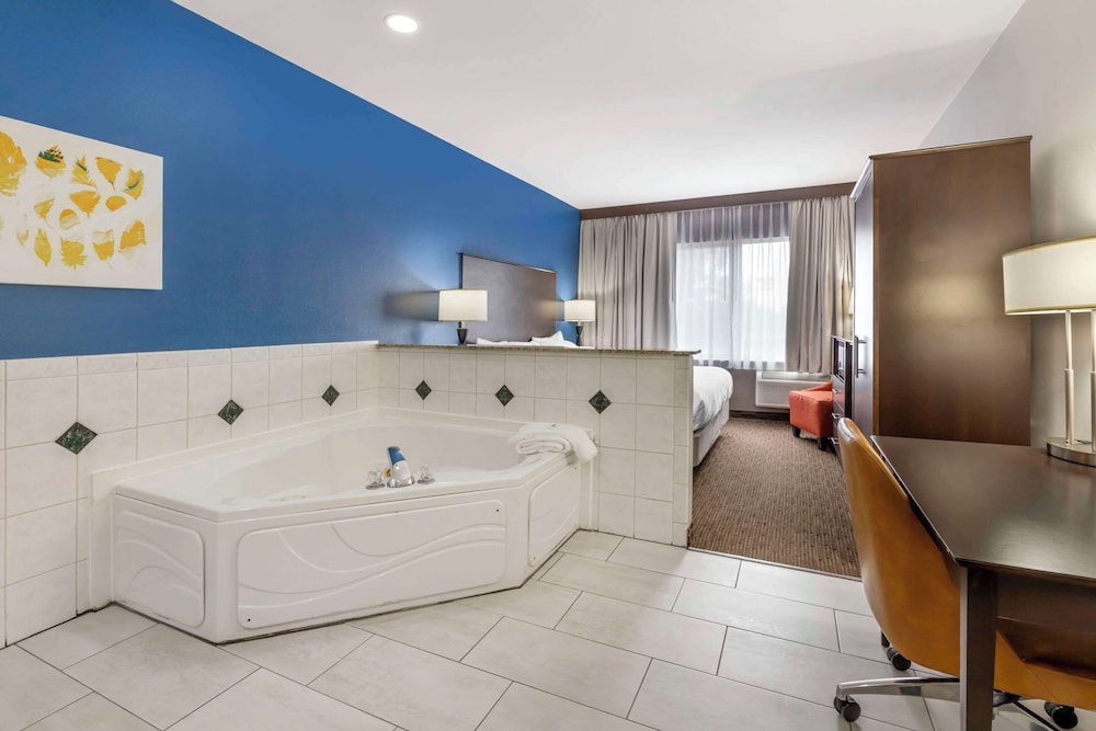Suite, 1 King Bed with Sofa bed, Non Smoking photo 2