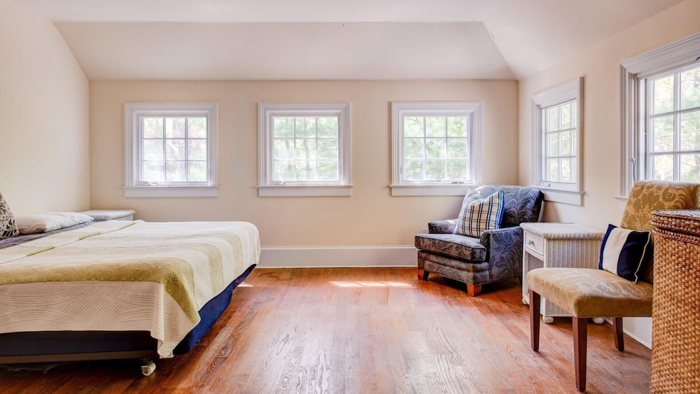 House, Multiple Beds (Traditional East Hampton Estate)