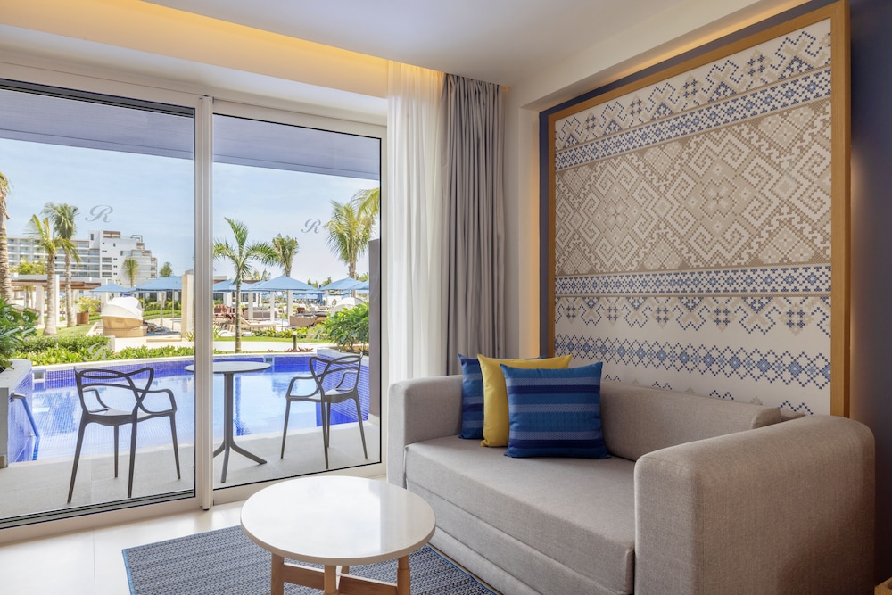 Luxury Junior Suite Swim Out - Photo 6