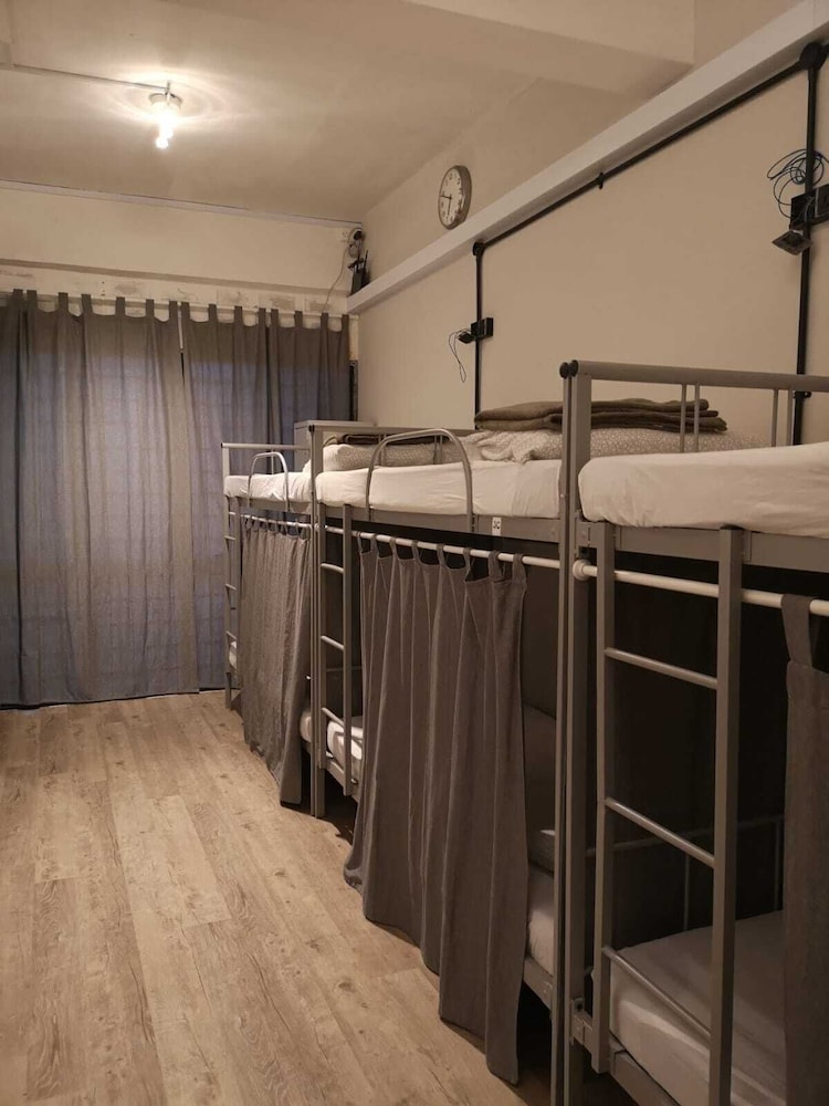 Single Bed in Deluxe 8-Beds Dormitory photo 1
