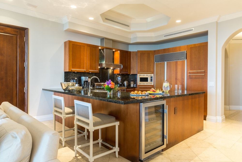 Estate 4 Bedroom Beach Level Pool Residence