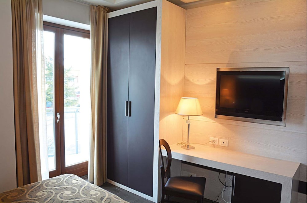 Deluxe Double Room, 1 Queen Bed, Mobility Accessible photo 3