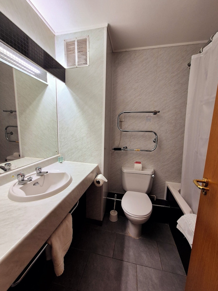 Standard Twin Room - Photo 10