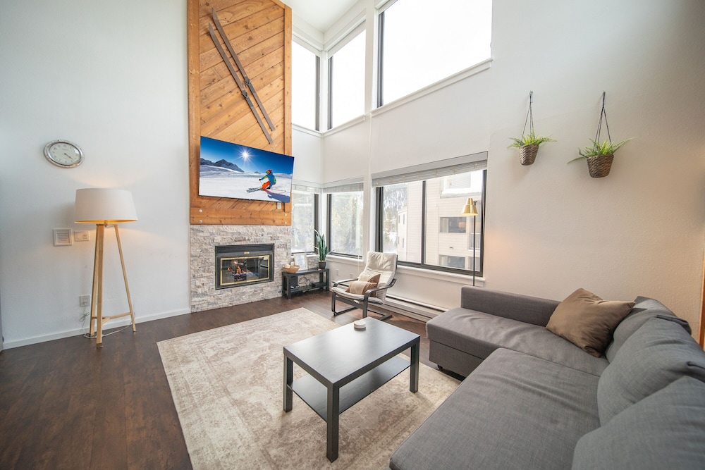 Deluxe Condo, 1 Bedroom, Fireplace, Lakeside (Mall 1423)