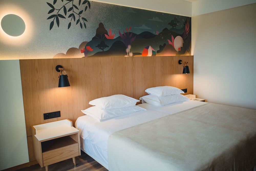 Premier Room, Balcony, Golf View - Photo 2