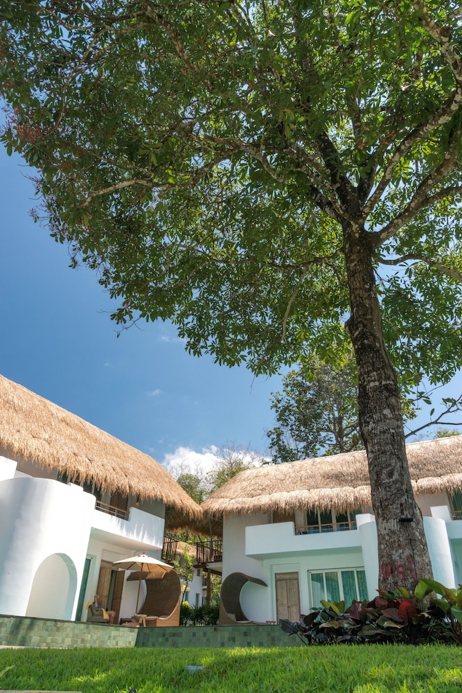 Suite, Pool View thumbnail 6