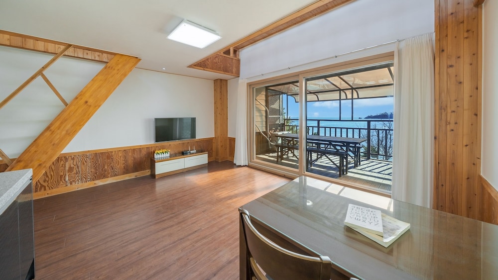 Basic Room, 1 Bedroom (Room 201(Ocean View /BBQ /Terras))