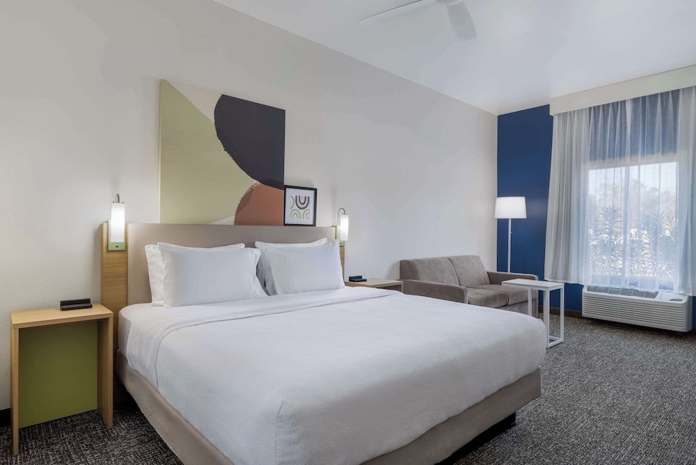 Room, 1 King Bed with Sofa bed, Accessible - Photo 1