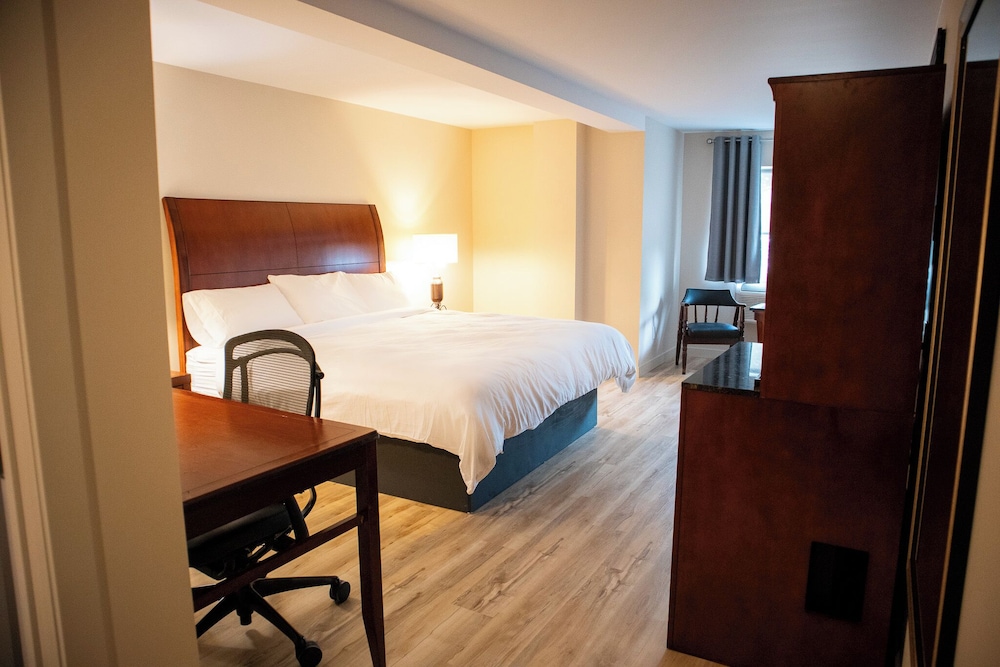 Standard Room, 1 King Bed, Non Smoking, Housekeeping photo 1