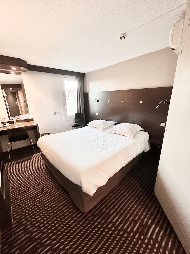 Standard Room, 1 Queen Bed, City View