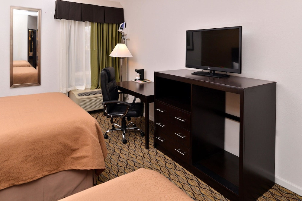 Standard Room, 2 Queen Beds, Non Smoking - Photo 2