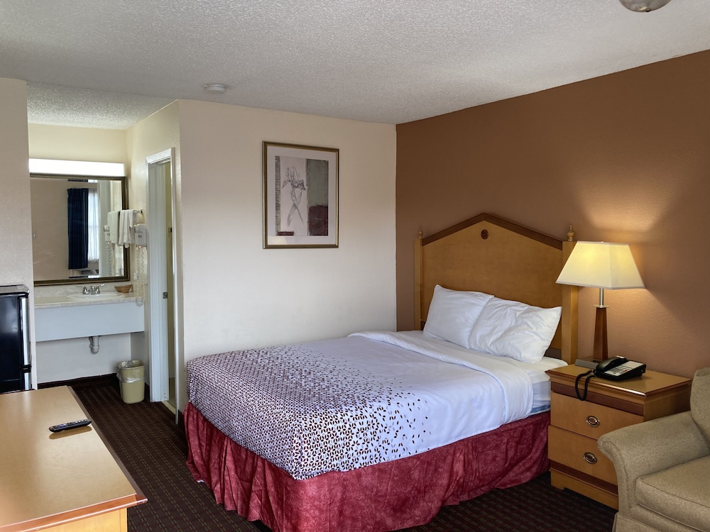 Standard Room, 1 Queen Bed (1 queen bed) photo 1