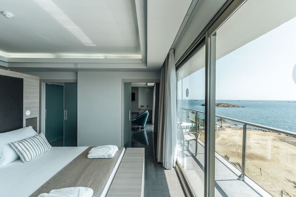 Suite, Balcony, Oceanfront (Journey Signature Suite)