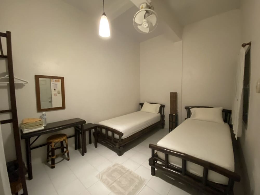 Fanned Twin Shared Bathroom