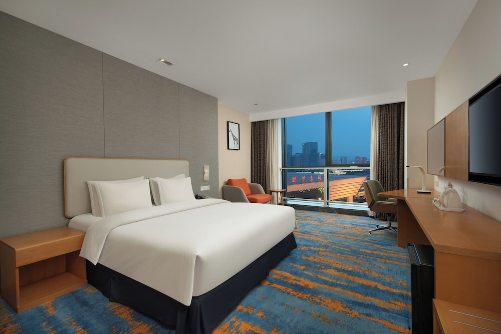 Standard Room, 1 King Bed, City View photo 2